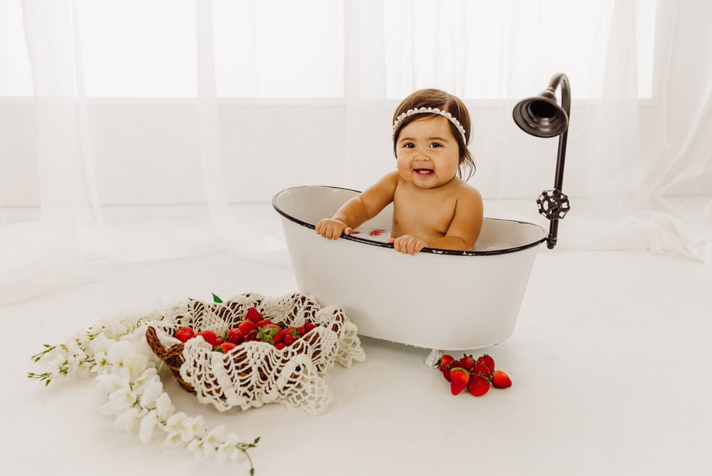 Footed Vintage Bathtub - White w/Black Rim