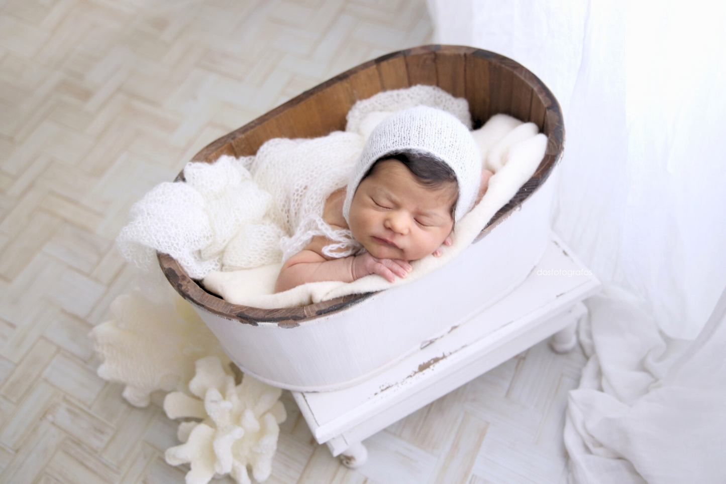 Wood Flatbottom Rustic Bathtub - White