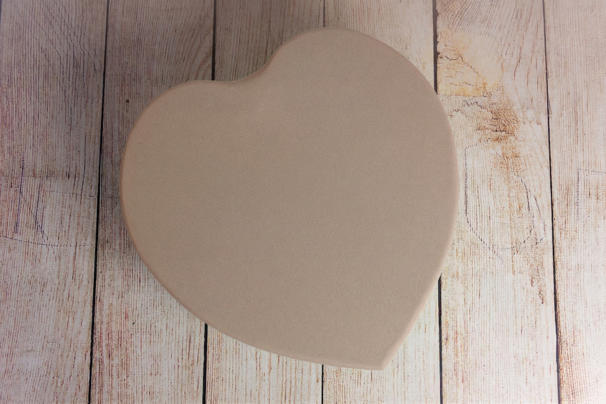 Heart-shaped khaki fabric on heart bowl for newborn photography prop