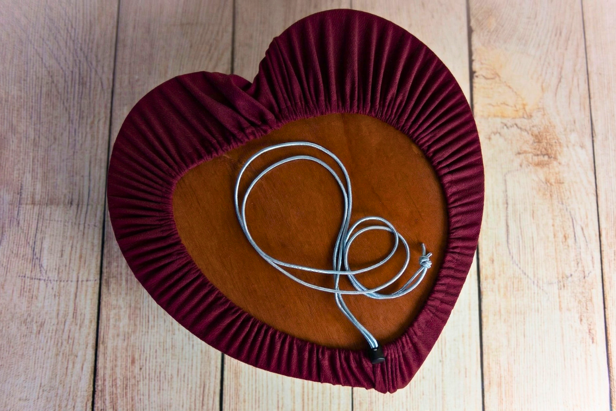 Heart-shaped fabric cover with toggle for heart bowl newborn prop