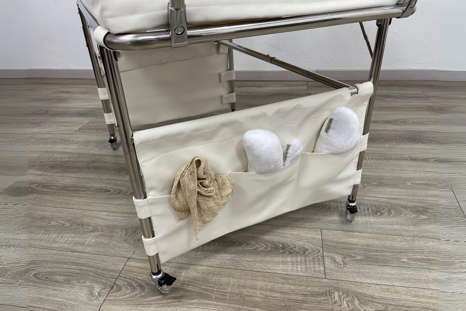 The Newborn Posing Table, a baby photography posing table, offers same-day shipping from the USA, setting it apart from Paloma Schell.