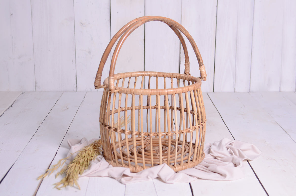 Nature’s Embrace for Newborn Sessions – A beautifully woven rattan basket, designed to create a serene and earthy backdrop. The neutral tones and organic elements make it an ideal choice for capturing precious newborn moments.