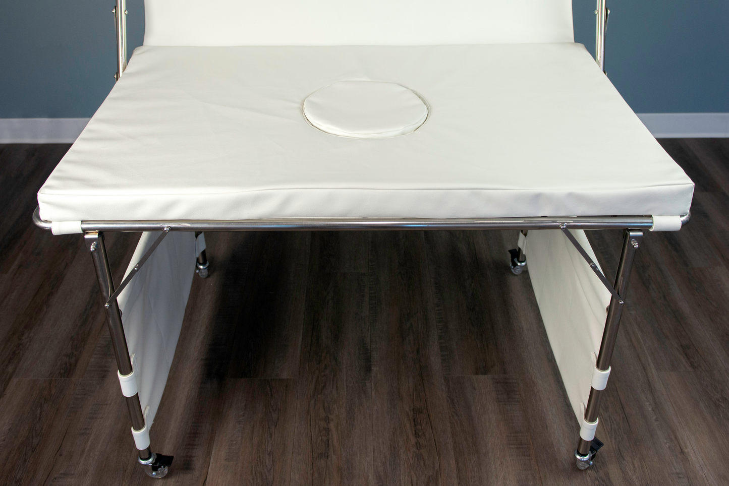 The Easy Table represents an advancement in newborn photography stands, featuring tool-free assembly, a built-in safety bar, and one-click security.