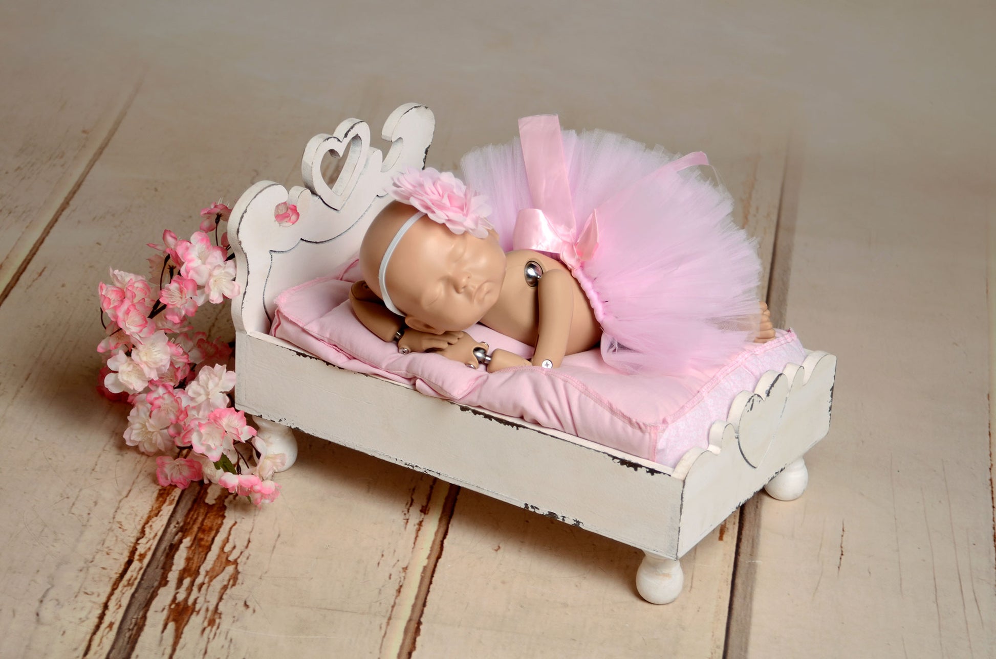 Vintage Heart-Shaped Headboard Newborn Photography Prop Bed - White Wooden Baby Photo Prop with Distressed Details. Ideal for Creating Timeless Newborn Portraits. Perfect for Professional Photographers Looking for Elegant and Rustic Newborn Props.